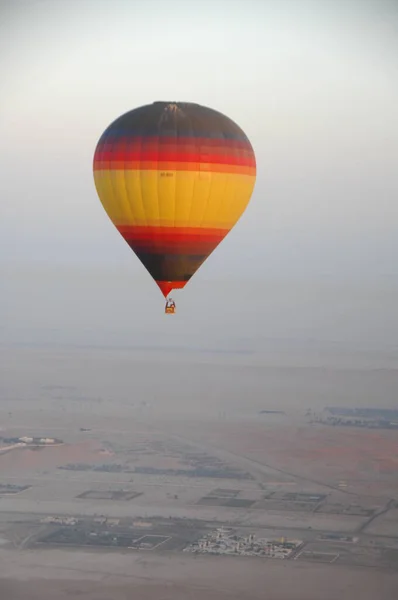 Hot Air Μπαλόνι Επιπλέει Πάνω Από Την Άμμο Της Ερήμου — Φωτογραφία Αρχείου