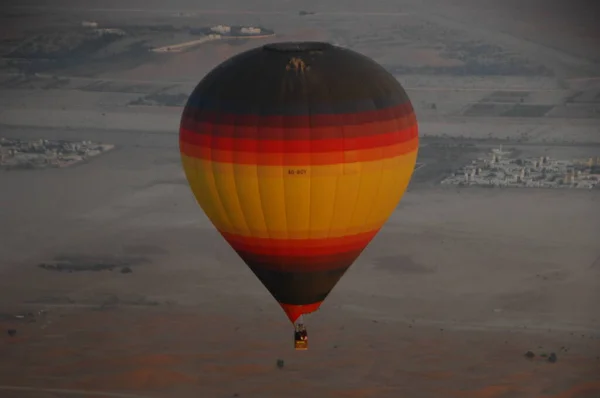 Hot Air Balloon Flyter Över Öknen Sand — Stockfoto
