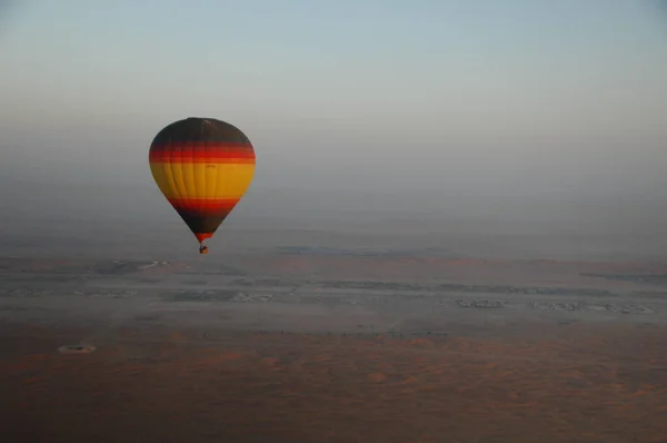 Varm Luft Ballon Flyder Ørkenen Sand - Stock-foto