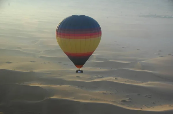 Повітряна Куля Плаває Над Пустельним Піском — стокове фото