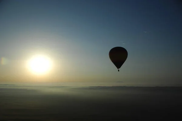 Heißluftballon Schwebt Über Dem Wüstensand — Stockfoto