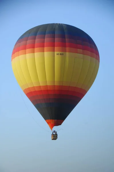 Hot Air Balloon Flyter Över Öknen Sand — Stockfoto