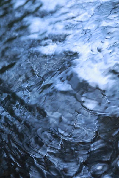 Ay ışığındaki su dokusu