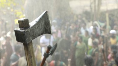 Axe Macro köylülere ateş etti.