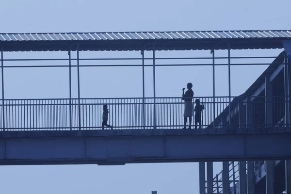 Silhouettes Foot Bridge — 图库照片