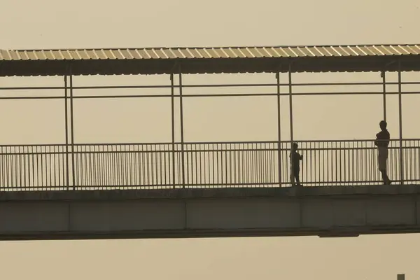 Silhouettes Foot Bridge — Stock Photo, Image