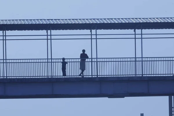 Silhouettes Foot Bridge — Stock Photo, Image