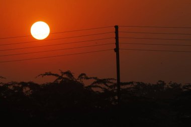 Güç kablolarından gün doğumu