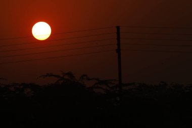 Güç kablolarından gün doğumu