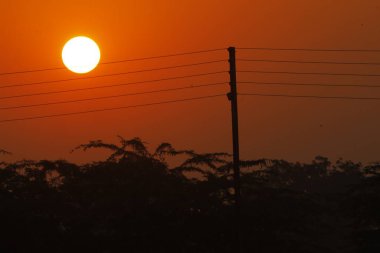 Güç kablolarından gün doğumu