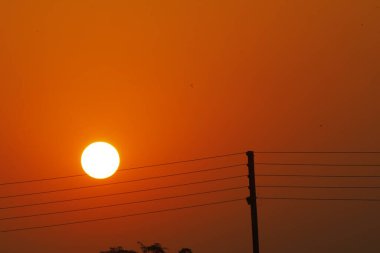 Güç kablolarından gün doğumu