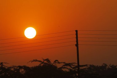 Güç kablolarından gün doğumu