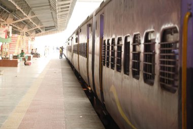 İstasyondaki Raylarda Tren