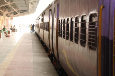 İstasyondaki Raylarda Tren