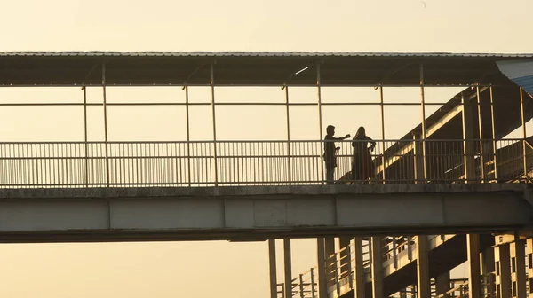 Silhouettes Foot Bridge — Stock Photo, Image