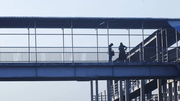 Silhouettes Foot Bridge — Stock Photo, Image