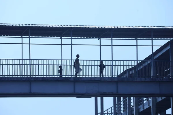 Silhouettes Foot Bridge — 图库照片