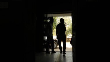 Kapıdaki adamın silueti