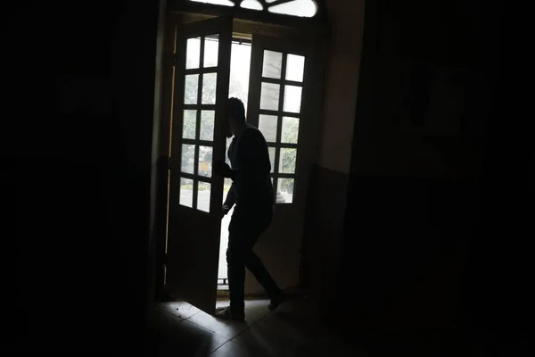 Silhouette Des Menschen Vor Der Tür — Stockfoto