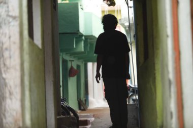 Yoldaki adamın silueti