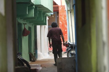 Yoldaki adamın silueti