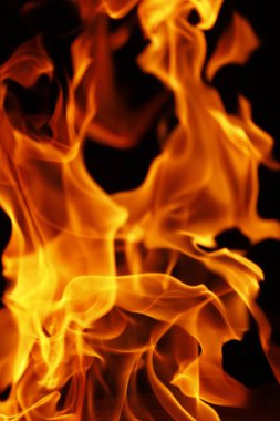 Ateş alevi siyah arkaplanda izole edildi