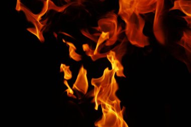 Ateş alevi siyah arkaplanda izole edildi