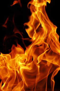 Ateş alevi siyah arkaplanda izole edildi