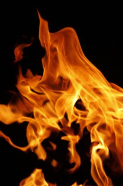 Ateş alevi siyah arkaplanda izole edildi