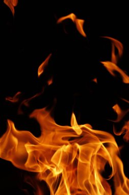 Ateş alevi siyah arkaplanda izole edildi