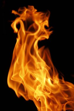 Ateş alevi siyah arkaplanda izole edildi