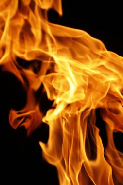Ateş alevi siyah arkaplanda izole edildi