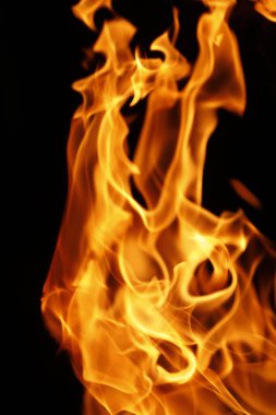 Ateş alevi siyah arkaplanda izole edildi