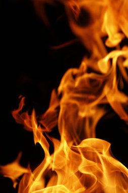 Ateş alevi siyah arkaplanda izole edildi