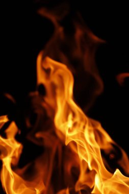Ateş alevi siyah arkaplanda izole edildi