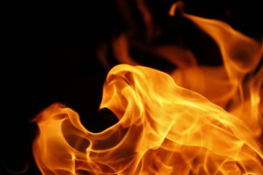 Ateş alevi siyah arkaplanda izole edildi