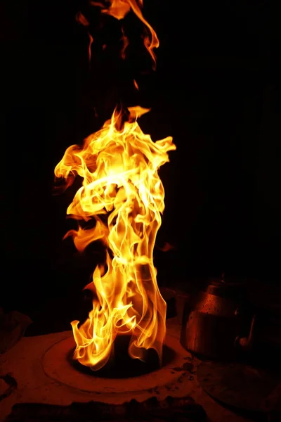 黒地に隔離された炎 — ストック写真