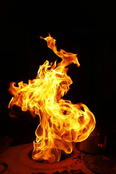 Feuerflamme Isoliert Auf Schwarzem Hintergrund — Stockfoto
