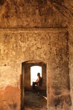 Penceredeki adam silueti