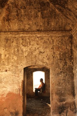 Penceredeki adam silueti