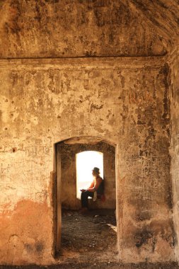 Penceredeki adam silueti