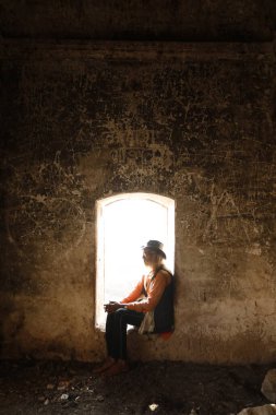 Penceredeki adam silueti