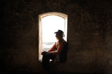 Penceredeki adam silueti