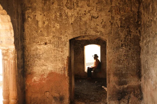 Penceredeki adam silueti