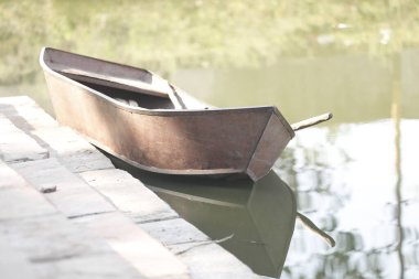 Nehirdeki eski tekne