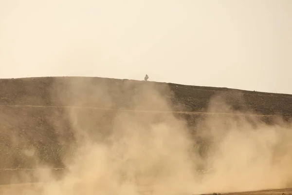 Trabajadores Una Aldea Mud Road —  Fotos de Stock