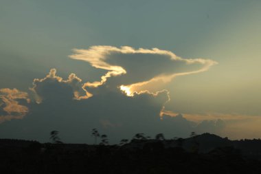 Mavi Gökyüzü ve Bulutlar