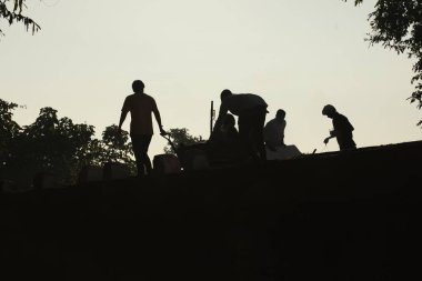 Yoldaki insanların siluetleri