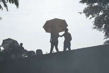 Yoldaki insanların siluetleri