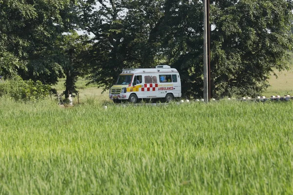 Krankenwagen Auf Der Straße — Stockfoto